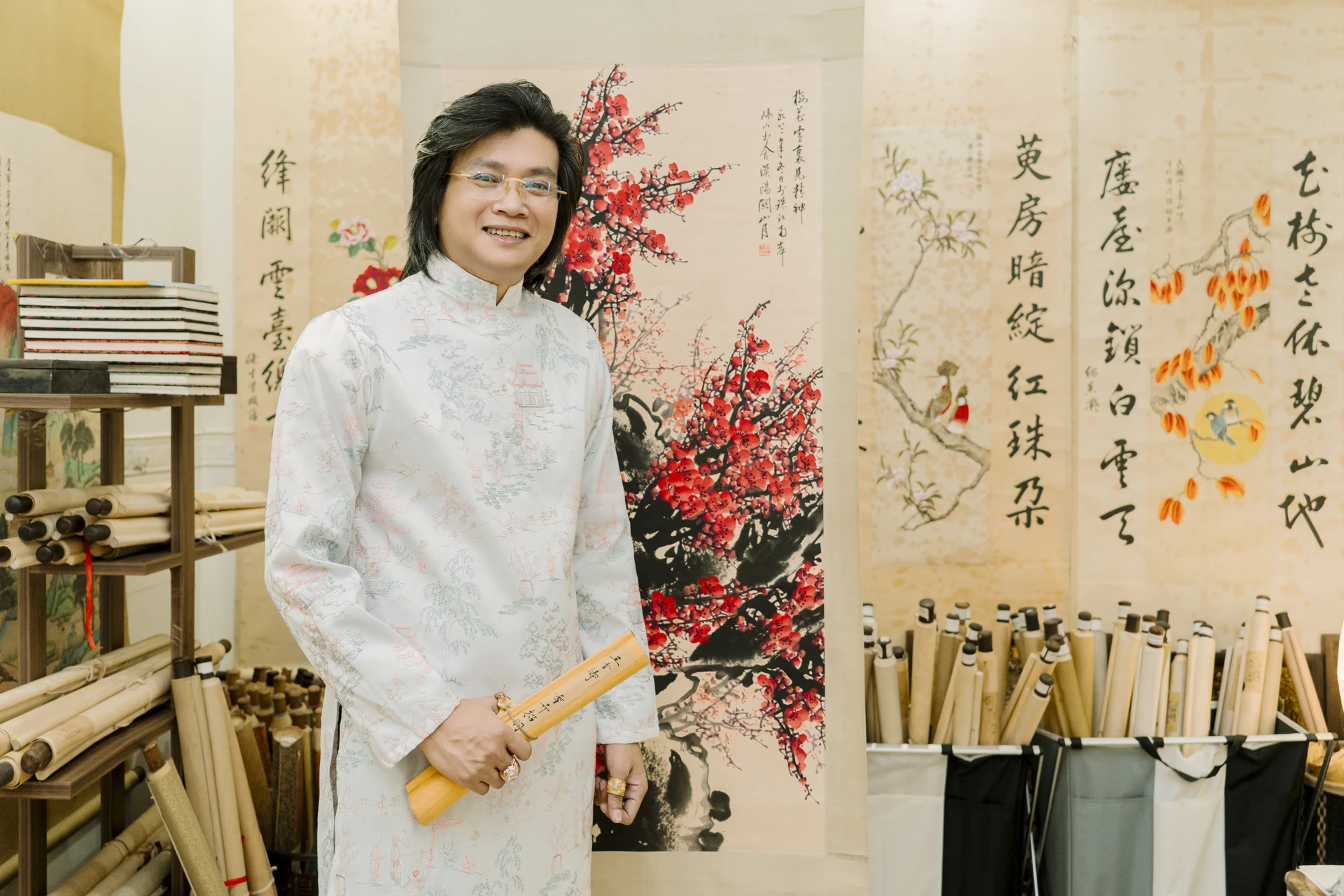 Chú Tiến Ngạn với sản phẩm thảo mộc thiên nhiên